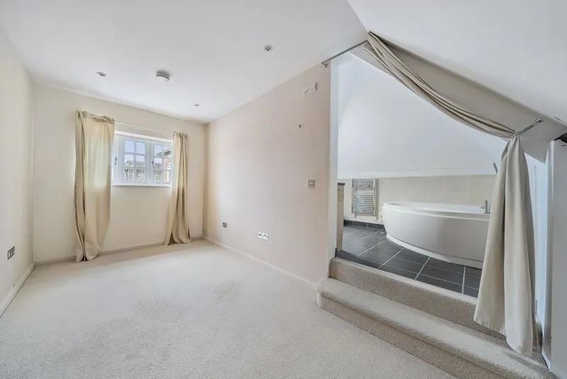 Photo 1: En-suite room