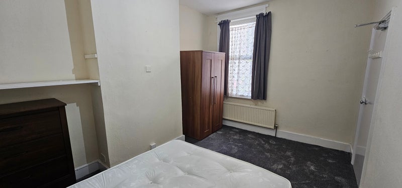 Photo 1: Room 5
