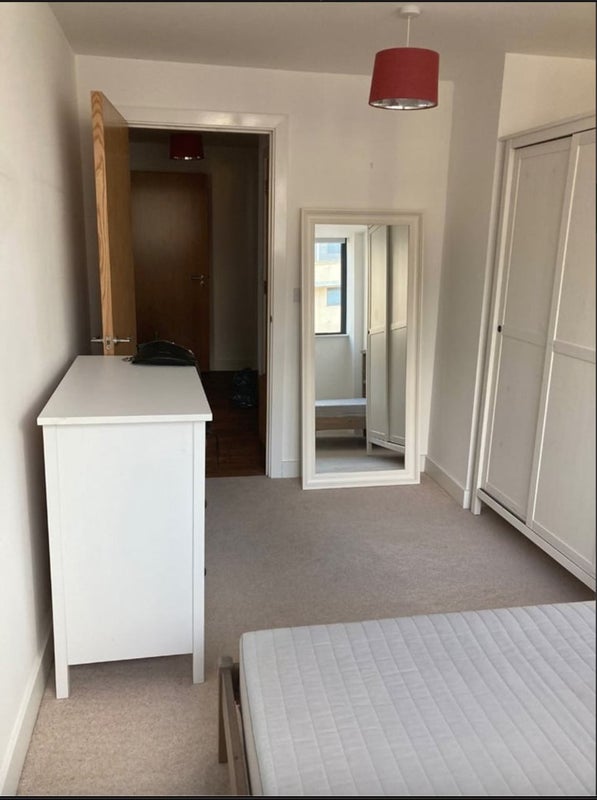 Photo 1: Room to rent