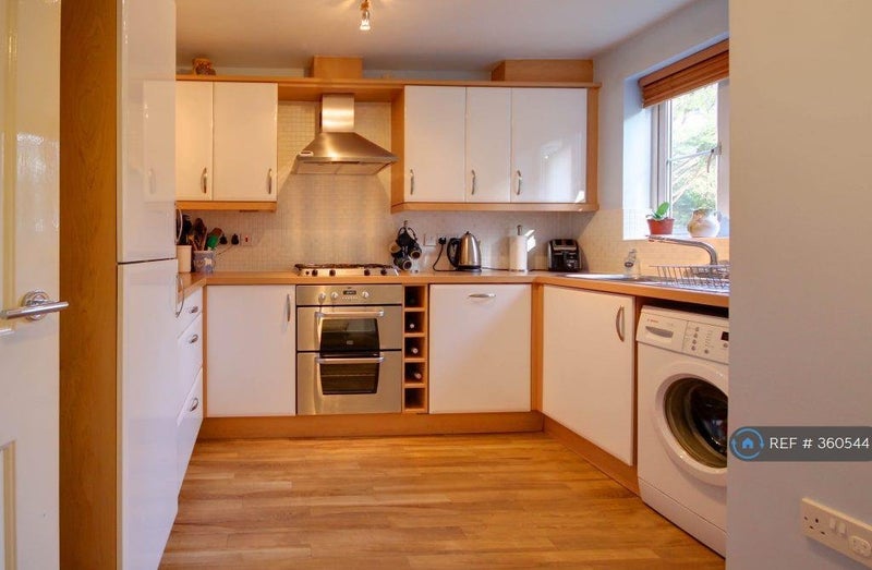 Photo 1: kitchen