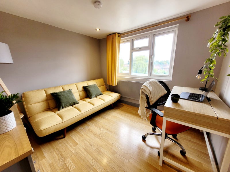 Photo 1: Room 5 Pvt Lounge - £900 PCM - All Bills Included