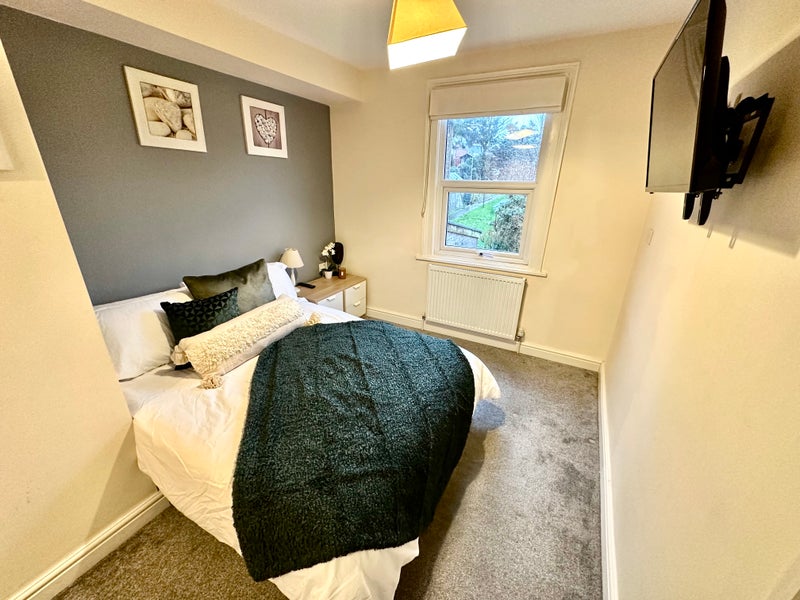 Photo 1: Beautiful double bedroom with en-suite now available