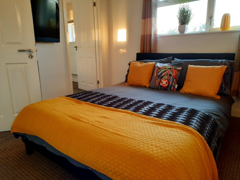 Photo 1: Bedroom with ensuite