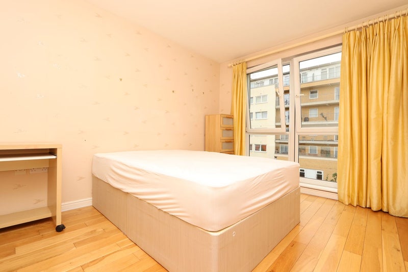 Photo 1: Room 1: £285 per week - Double room couples are welcome - £1235 per month