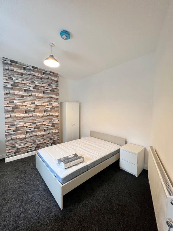 Photo 1: The bedroom (Bedroom 2)
