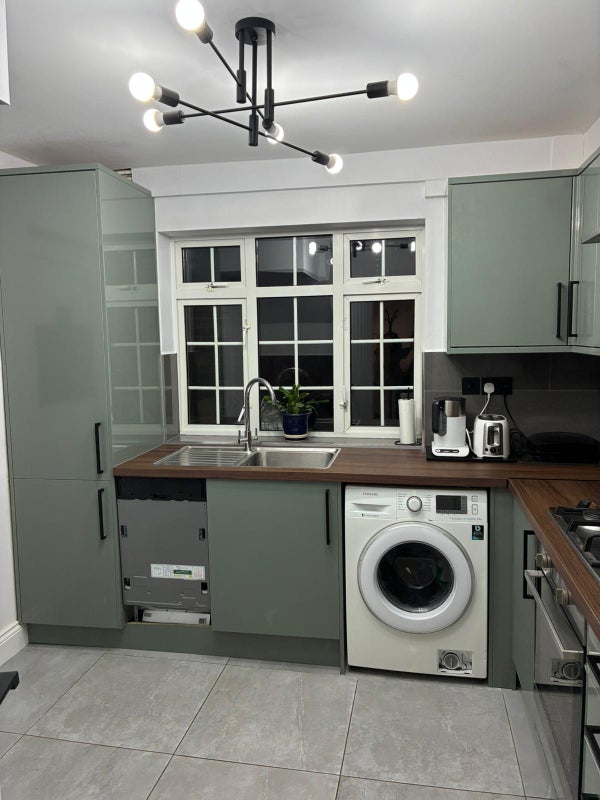 Photo 1: kitchen