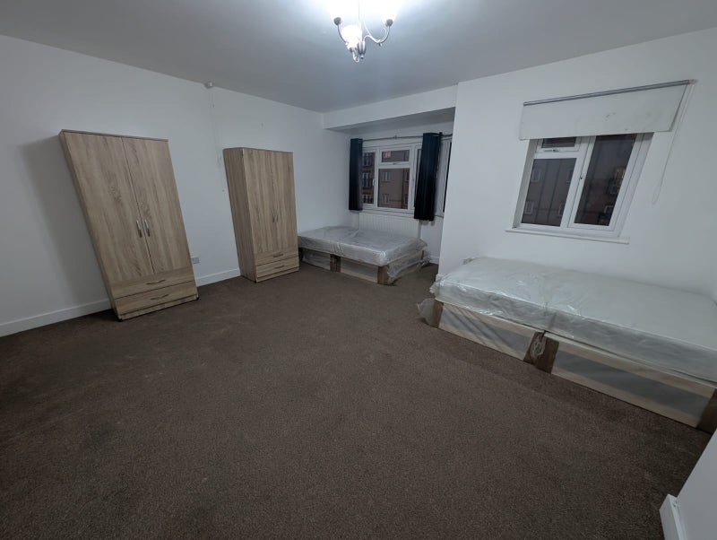 Photo 1: Room 2- £620 Available Now