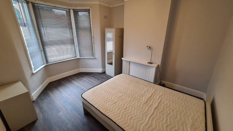 Photo 1: Room 1- £725 Available from 12/11/2025