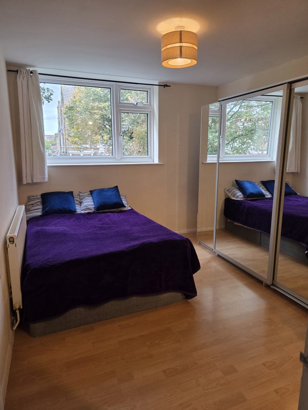 Photo 1: Double bedroom to rent