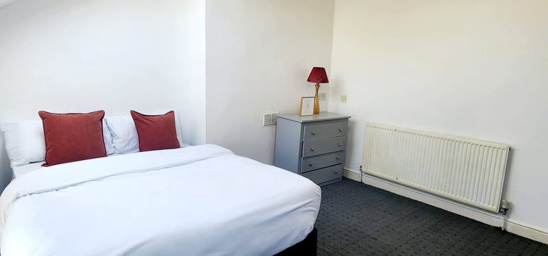 Photo 1: Room 1
