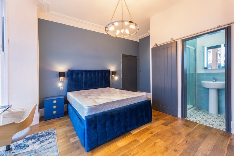 Photo 1: Room 1 - Ensuite 