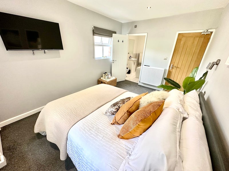 Photo 1: Large double bedroom with en-suite available now