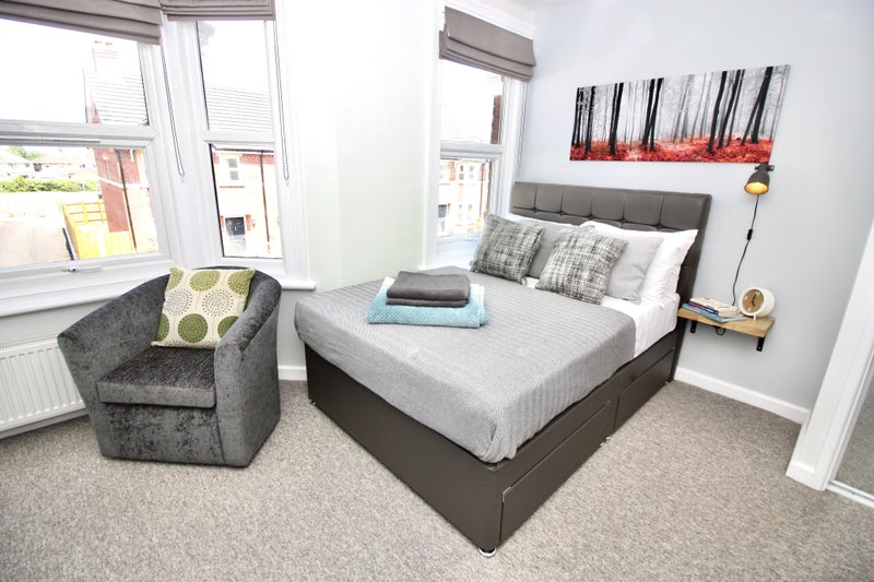 Photo 1: Large double bedroom with en-suite available soon
