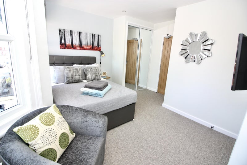 Photo 1: Large double bedroom with en-suite available soon