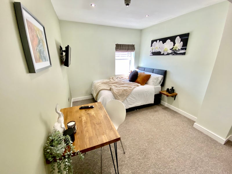 Photo 1: Large double bedroom with en-suite available now
