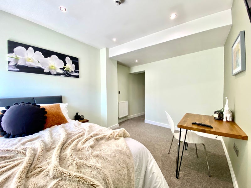 Photo 1: Large double bedroom with en-suite available now