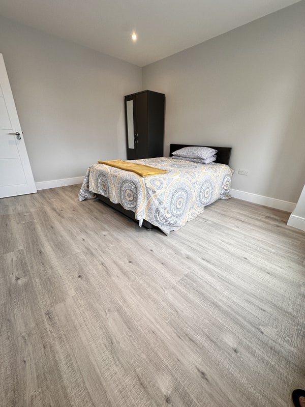 Photo 1: Double Bedroom Room