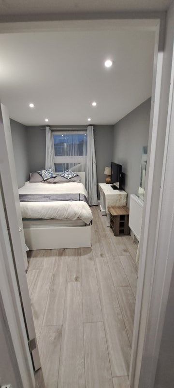 Photo 1: Double bedroom