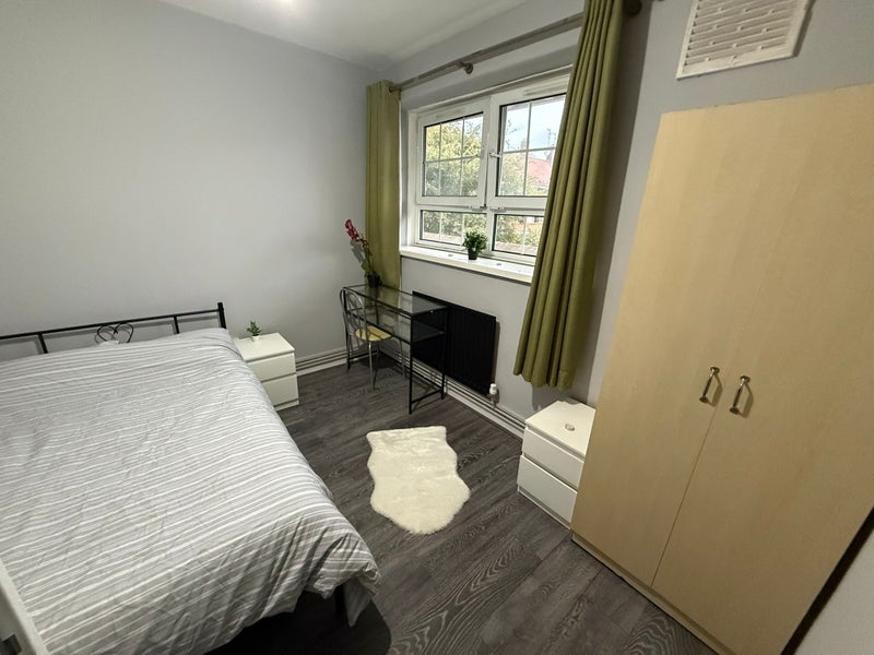 Photo 1: room 4