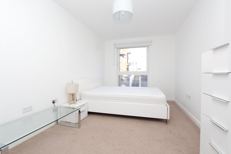 Photo 1: Room 1: £320 per week - En-suite Double room for couples are welcome - £1,386 per month