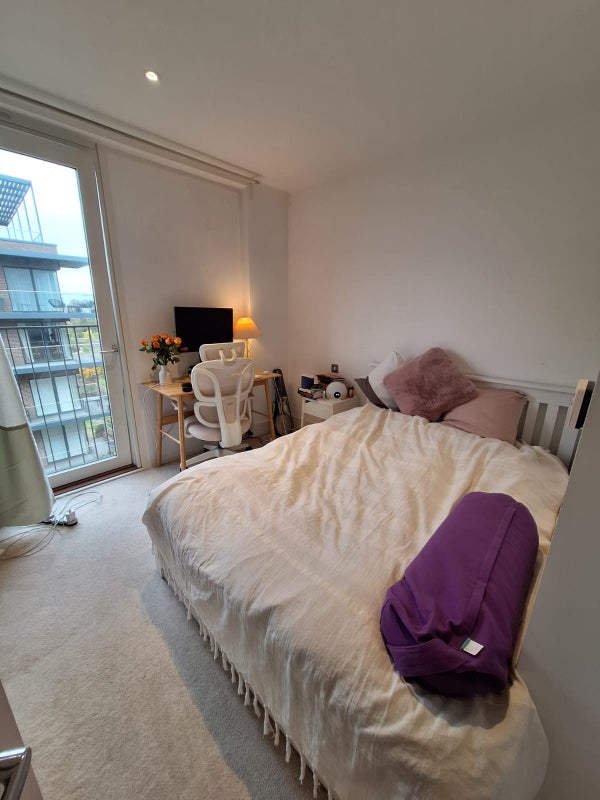 Photo 1: Single bedroom.