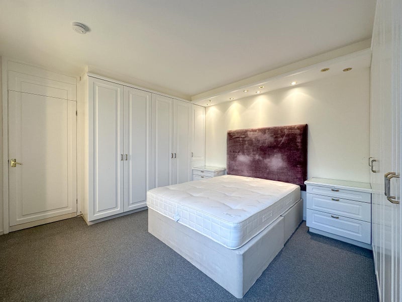 Photo 1: Bedroom 1