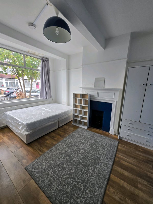 Photo 1: Single/Couples Room (£860/£960)