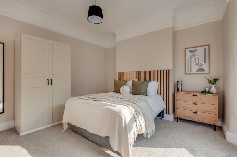Photo 1: Bedroom