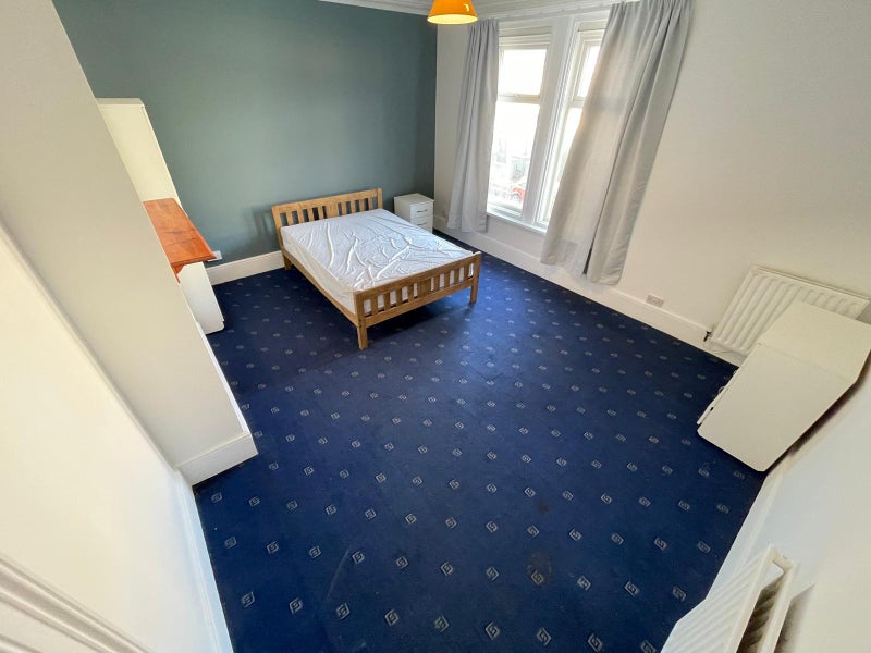 Photo 1: Room 5