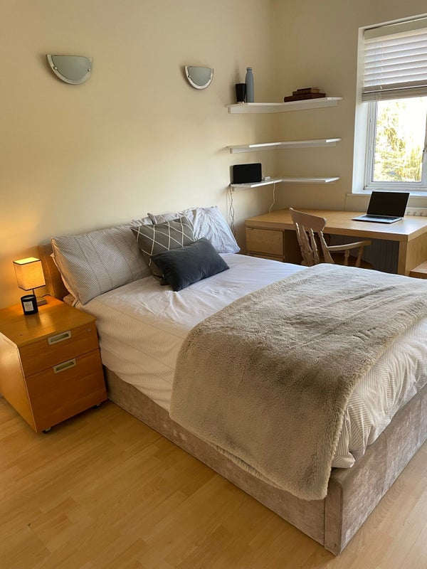 Photo 1: Bedroom