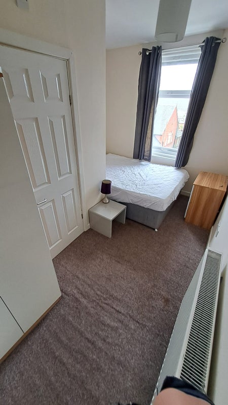 Photo 1: Room 4