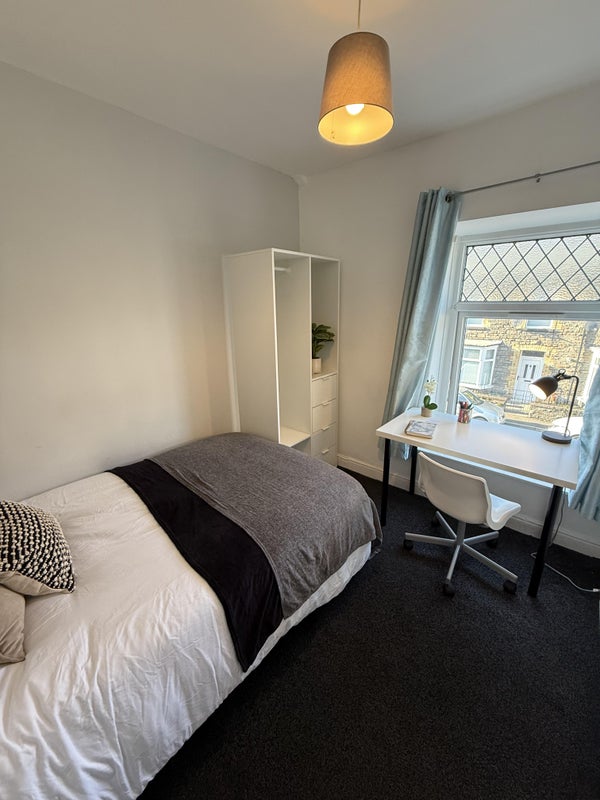 Photo 1: Bedroom