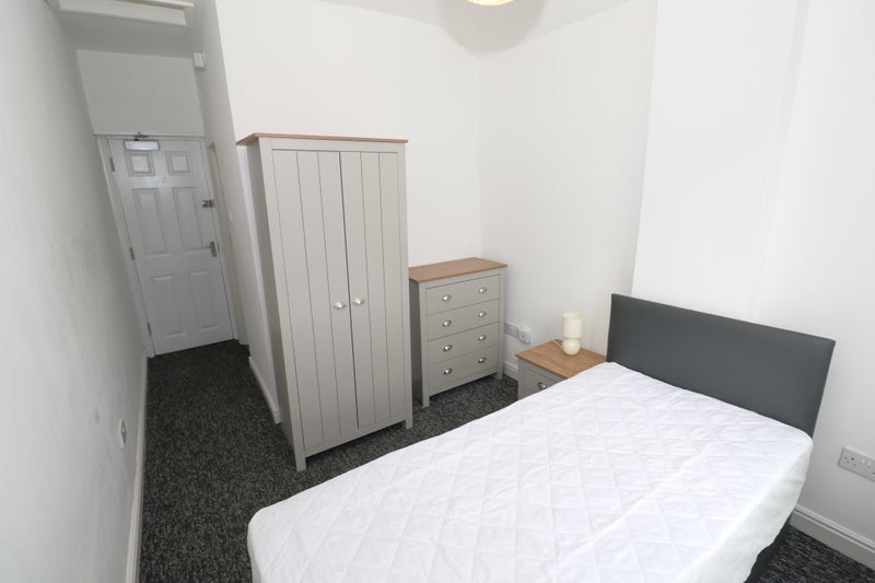 Photo 1: Room 4 ensuite room £495