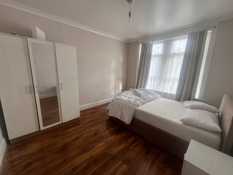 Photo 1: Master bedroom for £850