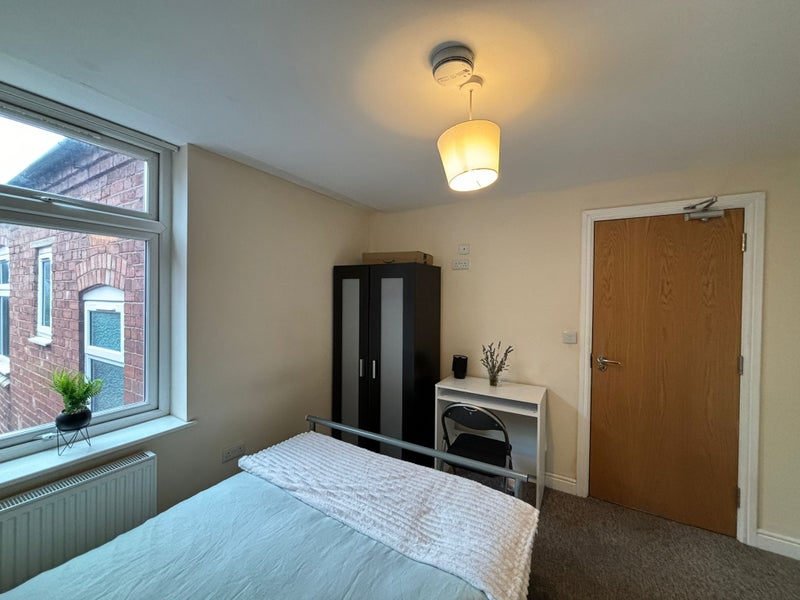 Photo 1: Room 3.