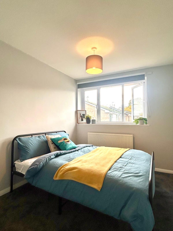 Photo 1: Spacious double room