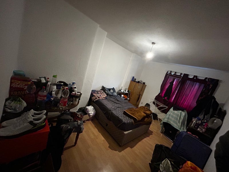 Photo 1: Main Bedroom