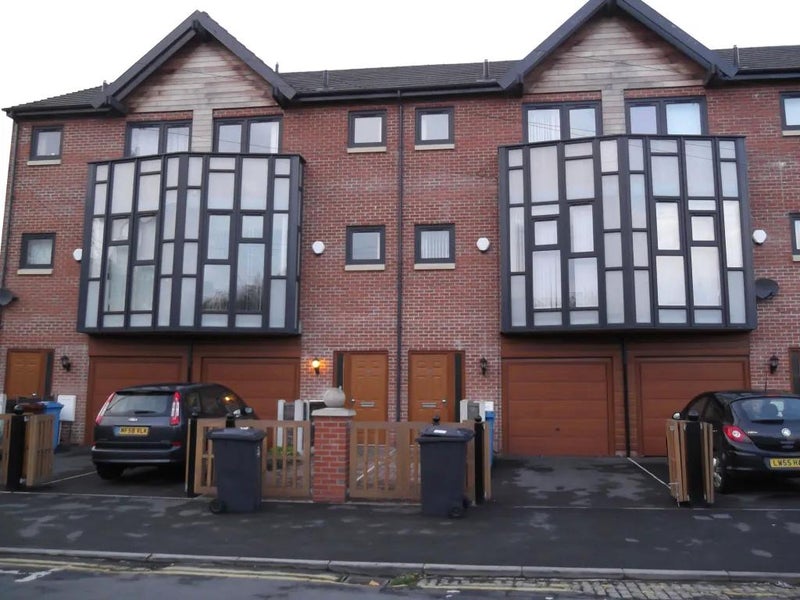 Photo 1: Front view of the house