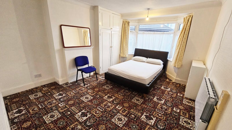 Photo 1: Extra Large Double Room