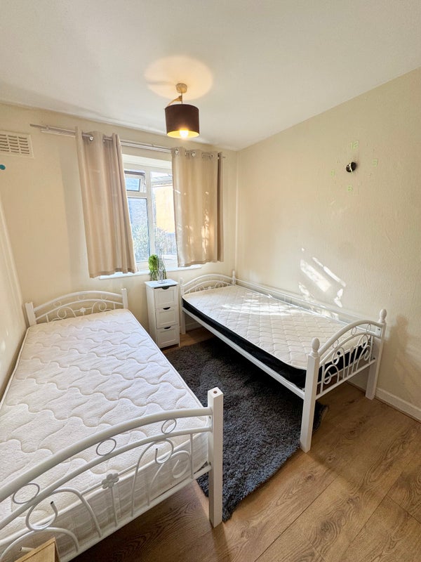 Photo 1: Shared room £105 per week