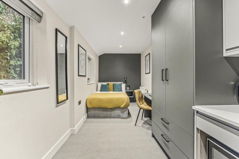 Photo 1: Room 4