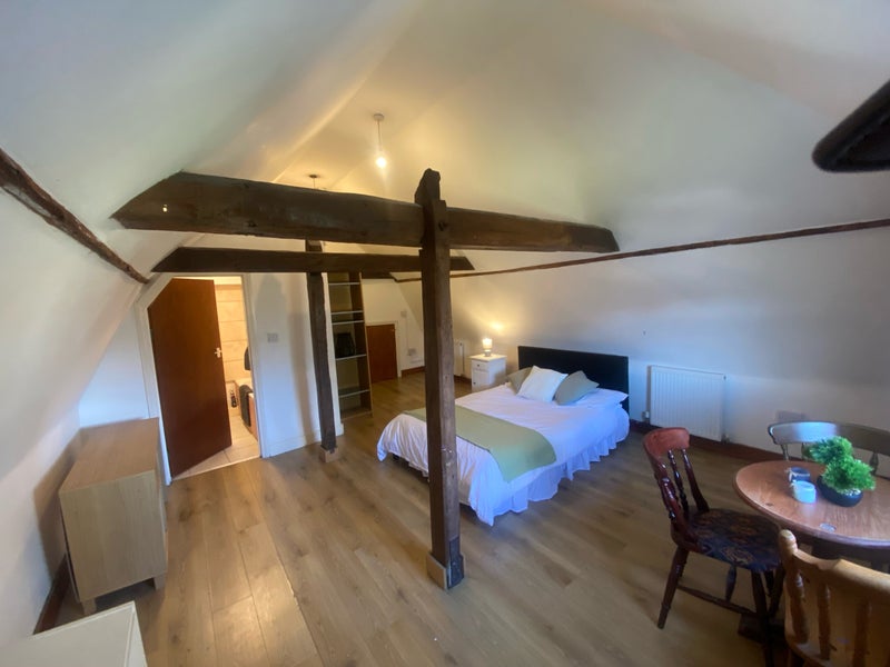 Photo 1: HUGE ENSUITE ROOM - £225PW/£975PCM inc all bills