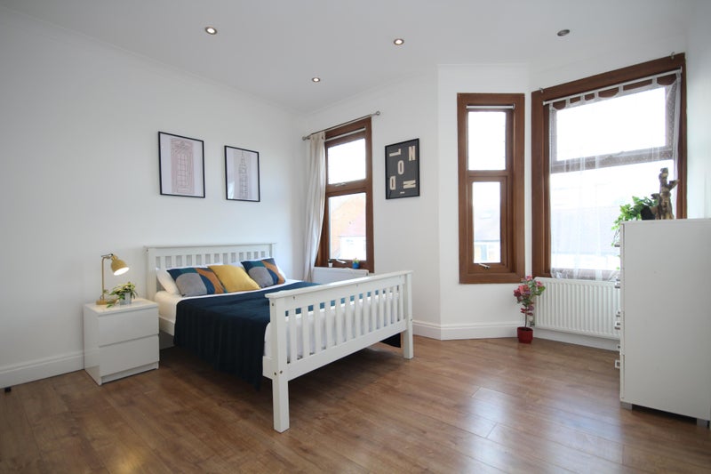 Photo 1: ROOM 5 - ENSUITE - AVAILABLE FOR COUPLE