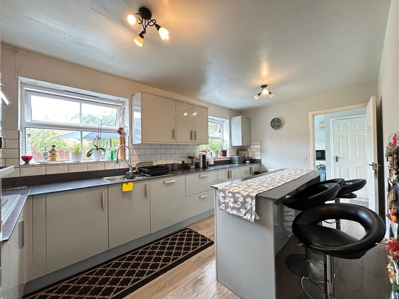 Photo 1: kitchen