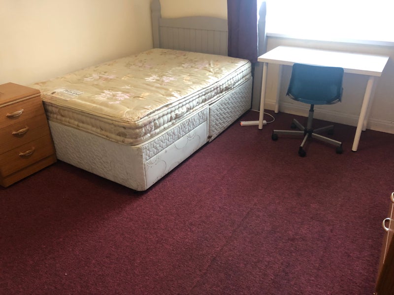Photo 1: Extra large bedroom, towards bed £680 pcm