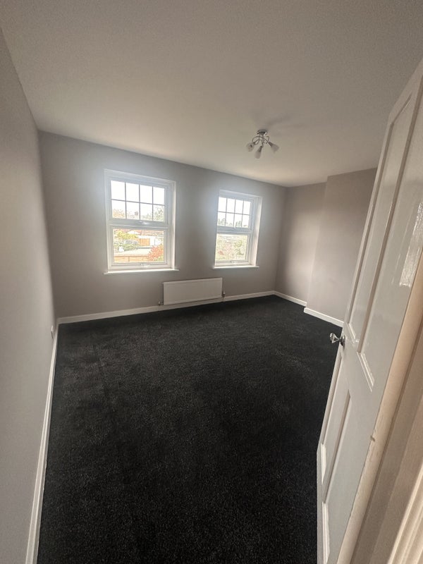 Photo 1: Double bedroom 1