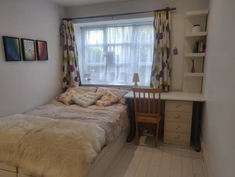 Photo 1: Double bedroom