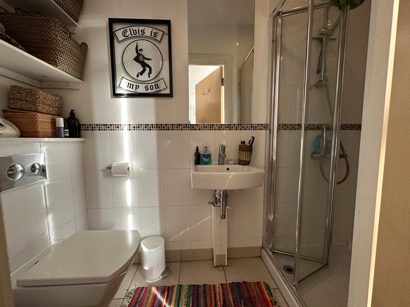 Photo 1: En-suite