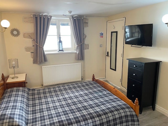Photo 1: Room available