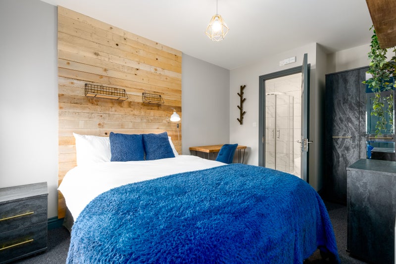 Photo 1: Room 6
